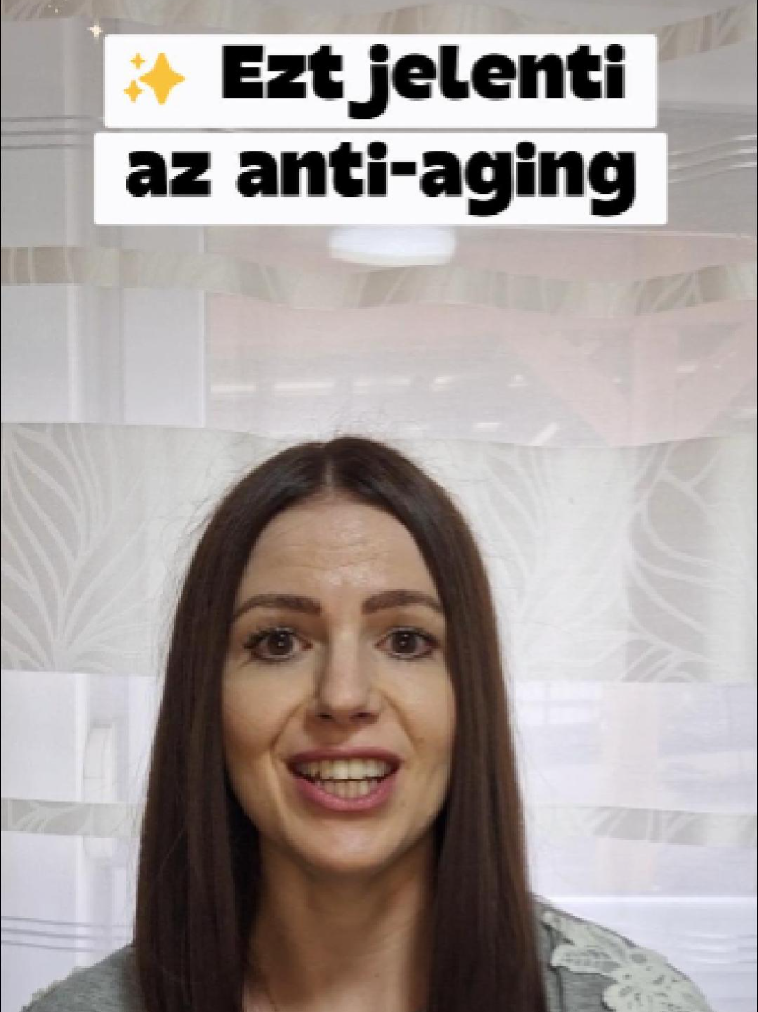 ✨ Ezt jelenti az anti-aging – és ezért jó a bőrödnek 💖 👋 Szia! Kata vagyok, ez itt az Egresi Kata – cosmetics videósorozata, ahol nap mint nap közelebb hozom neked a bőrápolást. 🌸 📌 Mi az anti-aging? Az anti-aging egy angol eredetű kifejezés, ami szó szerint öregedésgátlást jelent. ⚠️ Fontos tisztázni: nem az öregedés megállításáról van szó – hiszen ez egy természetes és elkerülhetetlen folyamat. 👉 Inkább arról szól, hogyan lassíthatjuk az öregedés külső jeleinek megjelenését. ⏳ Mi történik a bőrrel az évek múlásával? Kevesebb kollagént termel 🧬 Lassabban regenerálódik 🐌 Könnyebben veszít nedvességet 💧 Érzékenyebb lesz az UV-sugárzásra, szmogra, stresszre ☀️🌫️😣 🌟 Miért hasznos az anti-aging krém? Azért, mert célzottan azokra a folyamatokra hat, amelyek 30 felett lelassulnak a bőrben. 💡 Nem csodaszer, hanem tudatos támogatás a bőrnek, hogy hosszabb ideig: feszes 💪 hidratált 💧 és ragyogó ✨ maradjon. 💖 Az Egresi Kata bőrfiatalító krém 🌿 Természetes összetevőkkel támogatja a bőr rugalmasságát és feszességét. Az idő múlását nem állíthatjuk meg ⏳, de a bőröd ragyogását igenis visszahozhatod! 🌟 🔜 Következő rész Legközelebb bemutatom, hogy milyen folyamatok lassulnak le 30 év felett, és mit okoznak a bőrnek. Érdekes lesz – tarts velem akkor is! 😉 👋 Szia! #antiagingskincare #szépségápolás #antiageingskincare #selfcare #skincare #glowingskin #bőrápolás